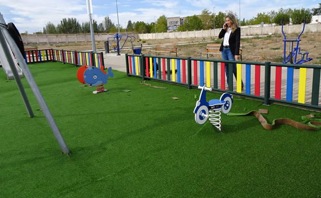 Aparatos biosaludables y césped para el parque Virgen de la Paloma de Santa Marta