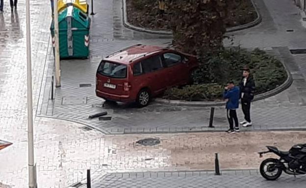 Se empotra contra un árbol tras chocar con otro coche en el barrio del Oeste
