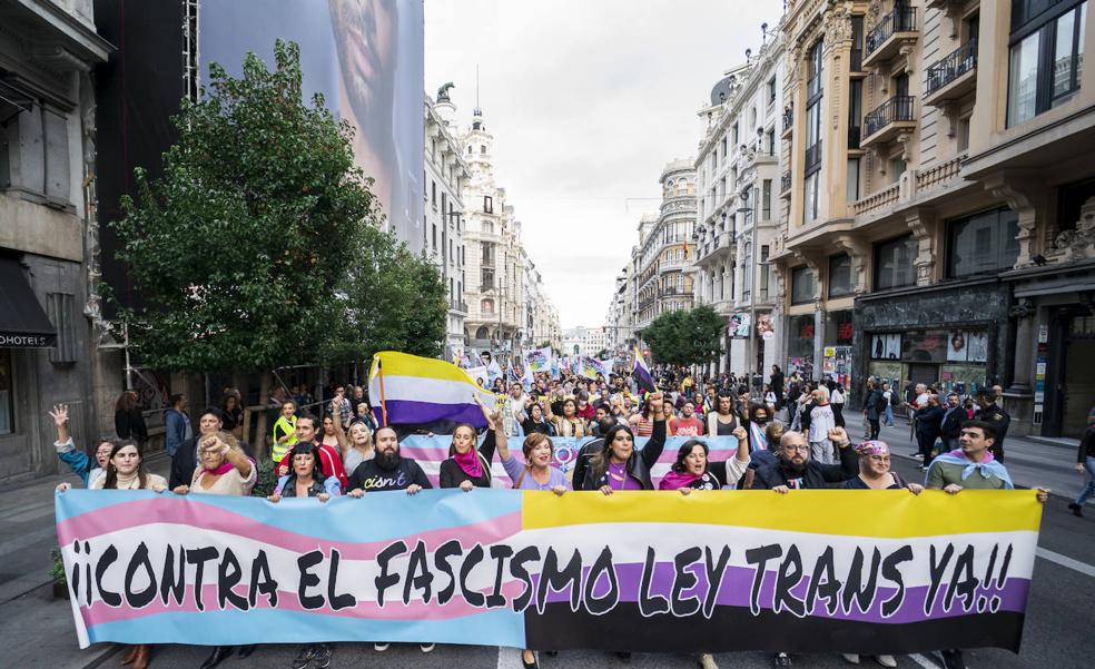 El colectivo trans reclama en la calle la aprobación urgente de la norma