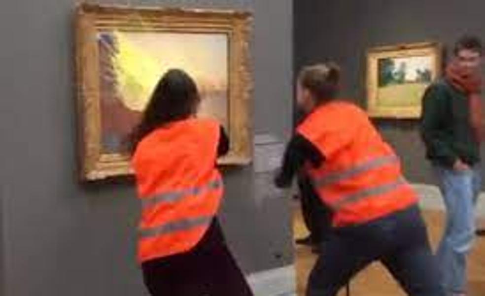 Dos activistas lanzan puré de patata a un cuadro de Monet en Alemania