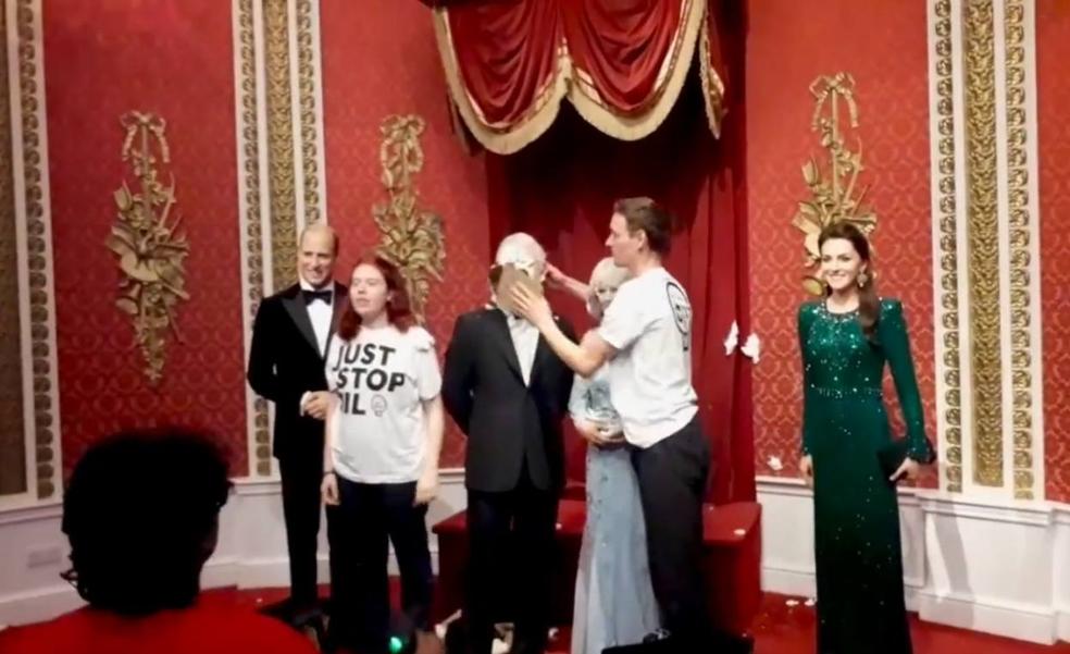 Activistas lanzan pasteles contra la figura de Carlos III en el museo Madame Tussauds de Londres