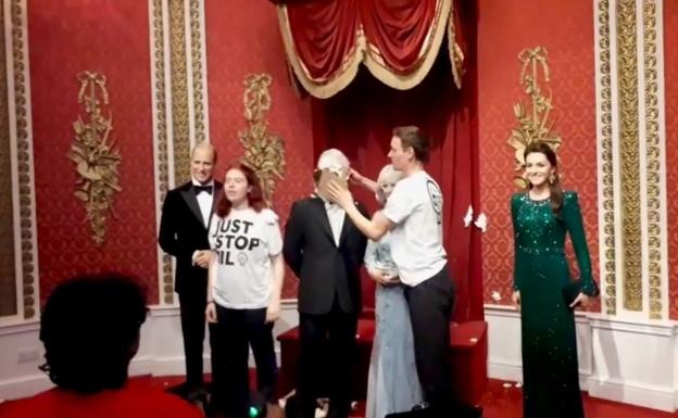 Activistas lanzan pasteles contra la figura de Carlos III en el museo Madame Tussauds de Londres