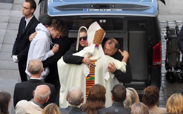 Francia da el último adiós a Lola, la niña asesinada que apareció en un baúl