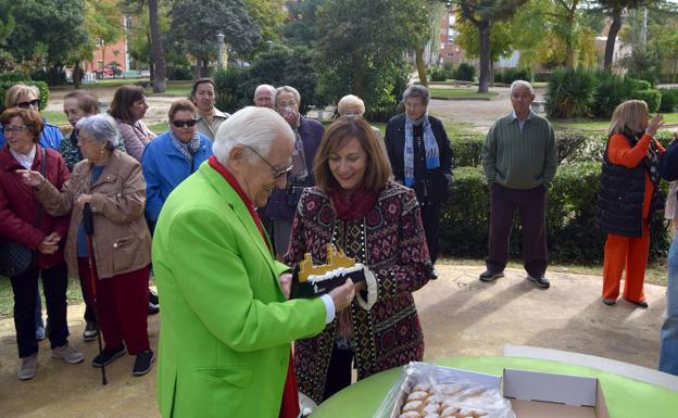 El padre Ángel monta su mesa para dialogar en los jardines de Peñaranda