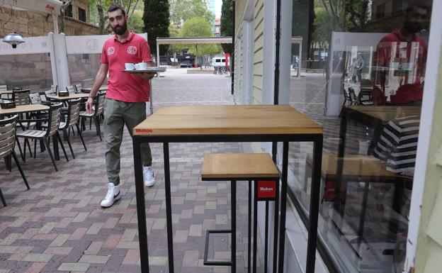 Los hosteleros presionan al Ayuntamiento para mantener 800 terrazas tras anunciarse su retirada