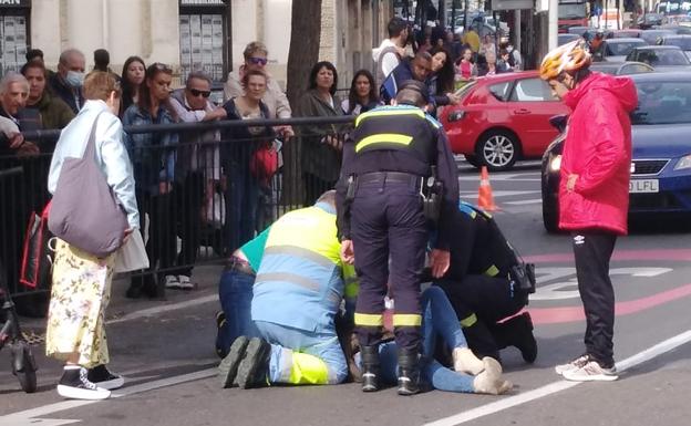 Herida una mujer tras caerse de la moto al esquivar un coche