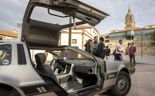 Los Delorean de 'Regreso al Futuro' aparcan el Museo de la Automoción de Salamanca