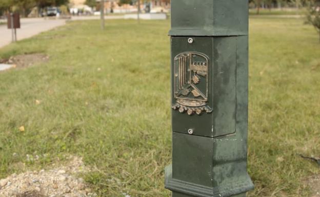 Colocan al revés el escudo de Salamanca en algunas farolas del parque de Huerta Otea