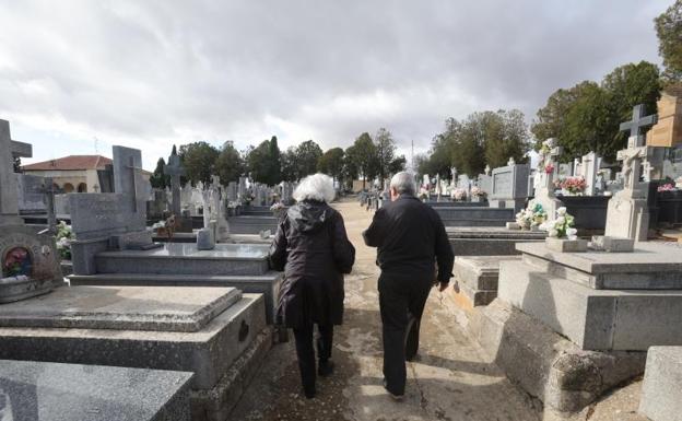A 'tocateja' o con seguro, ¿cómo pagar los 3.500 euros que cuesta morirse en Salamanca?