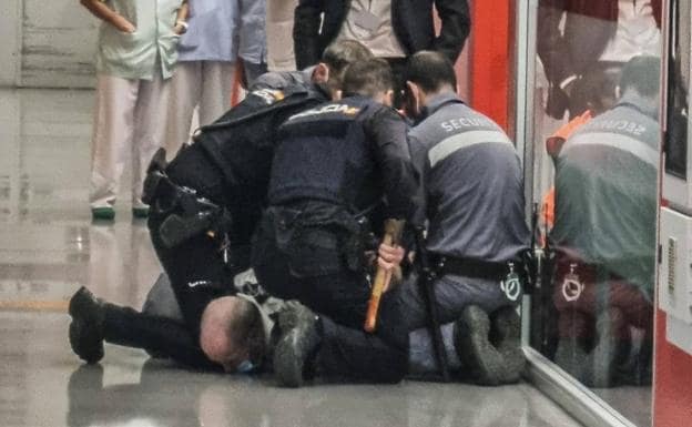 Reducen a un hombre que entró a un hospital de Santander armado con un hacha