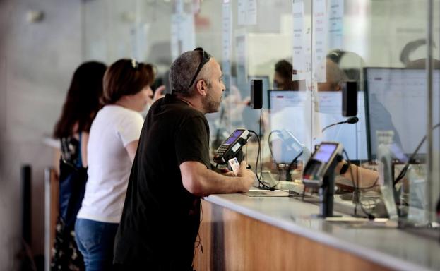 Falta de billetes, vagones vacíos, reventas y huelga: los problemas para viajar gratis en tren