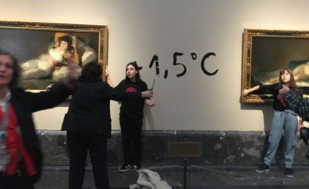 Dos ecoactivistas se pegan a 'Las majas' de Goya en el Prado