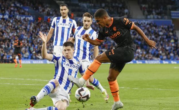 El Valencia deja vivo a una Real Sociedad en inferioridad numérica