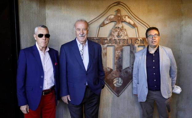 Del Bosque recibe el cariño del CD Castellón y su insignia de oro