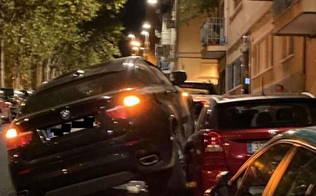 Un coche acaba empotrado encima de otro aparcado en la calle Marineros