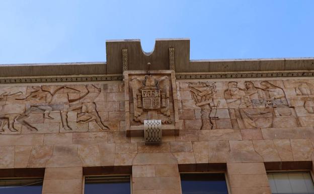 La Universidad estudia tapar con un cajón un escudo franquista poco conocido de Rector Tovar