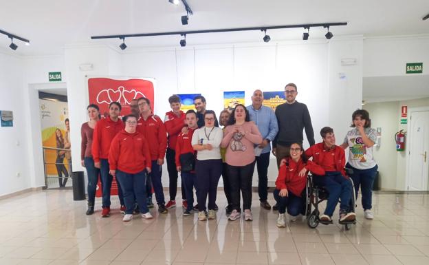 El Espacio Joven acoge una exposición de 17 artistas del taller de Aviva