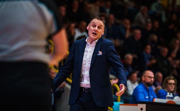 Roberto Íñiguez: «En la segunda parte ni jugamos»