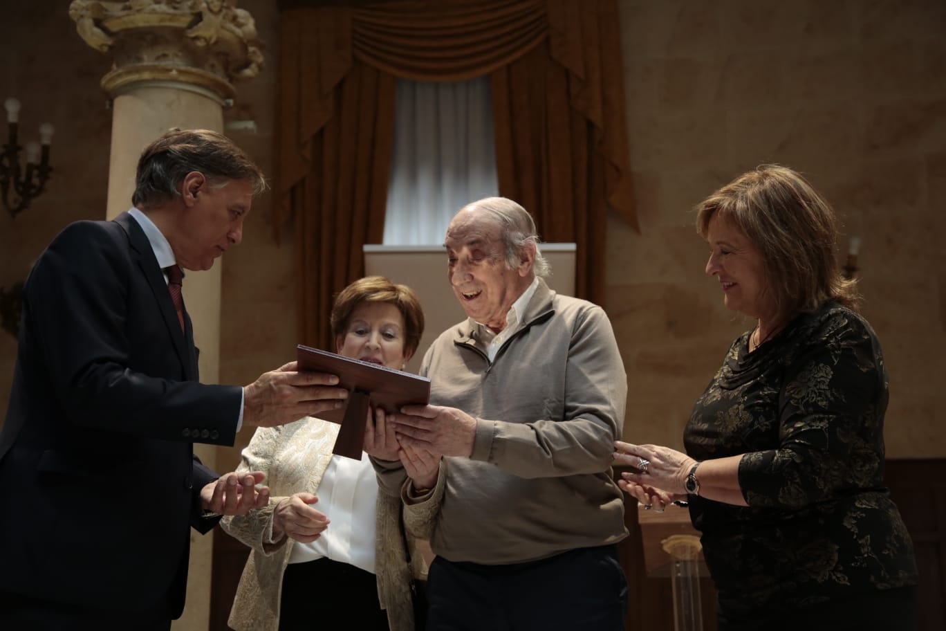Salamanca homenajea a sus matrimonios 'de oro'