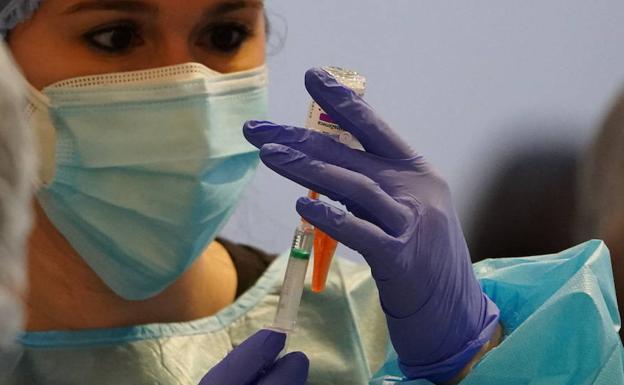 Las nuevas vacunas gratuitas del calendario prevendrán herpes y papiloma en varones