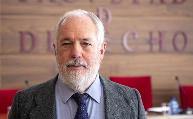 Arias Cañete advierte de que no se puede entorpecer el desarrollo de las renovables