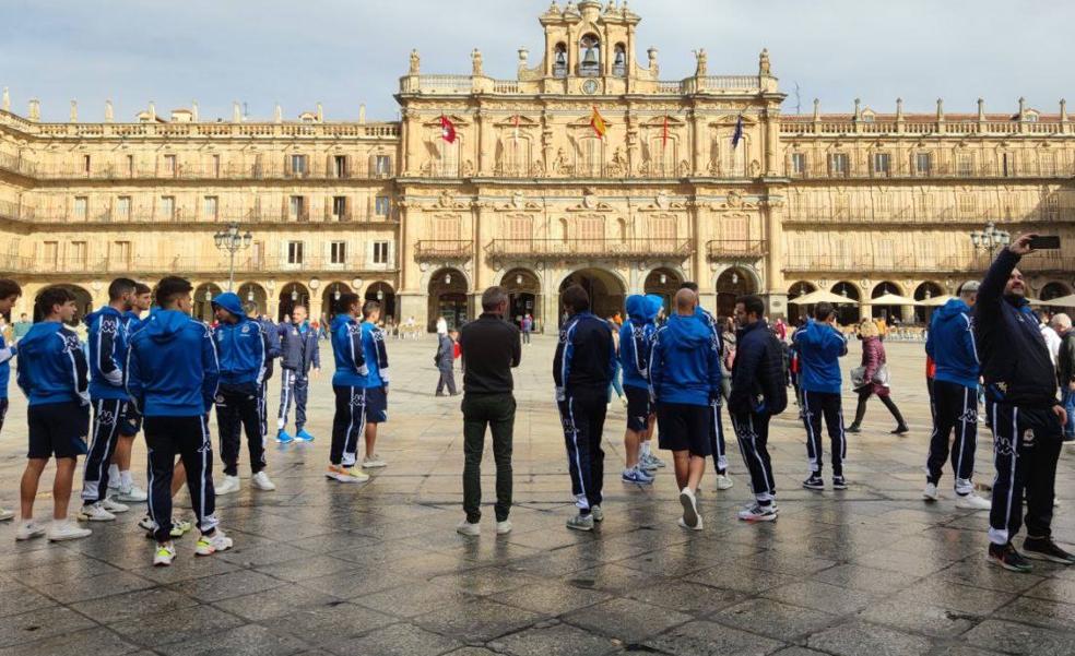 El RC Deportivo presume de la Plaza Mayor de Salamanca antes de medirse al CD Guijuelo