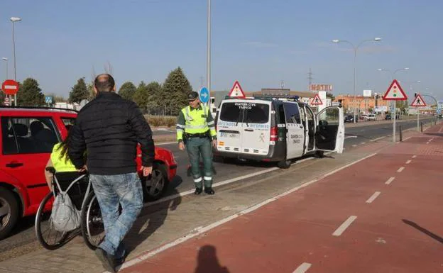 Controles de la Guardia Civil con víctimas de accidentes de tráfico para concienciar a los conductores