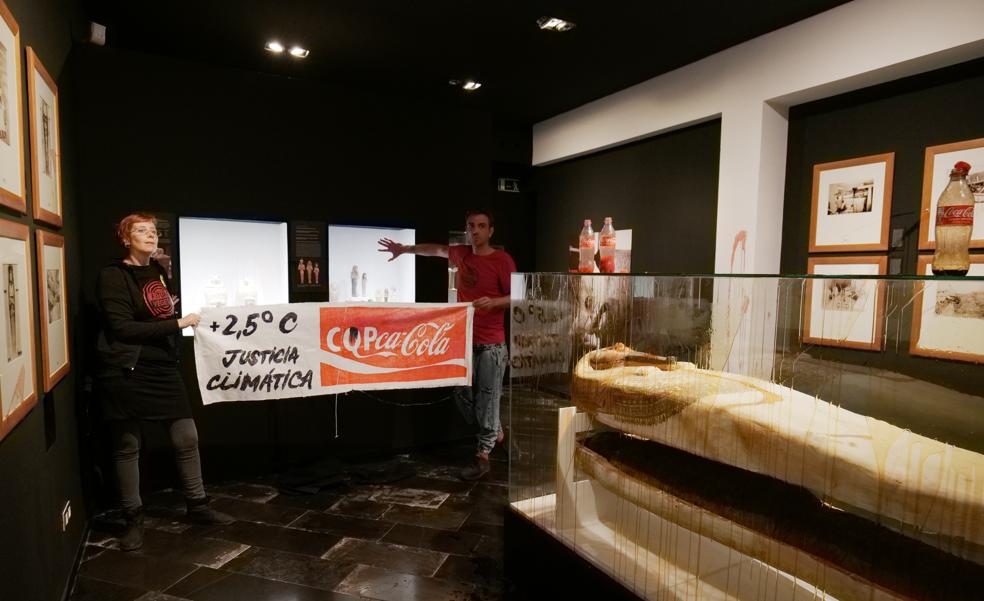 Activistas lanzan «sangre y petróleo» a una vitrina del Museo Egipcio de Barcelona