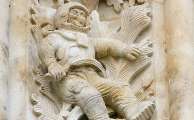 El misterio del astronauta que flota por la Catedral Nueva de Salamanca