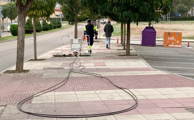 La fibra óptica en Carbajosa permitirá ampliar el control de tráfico y otros servicios