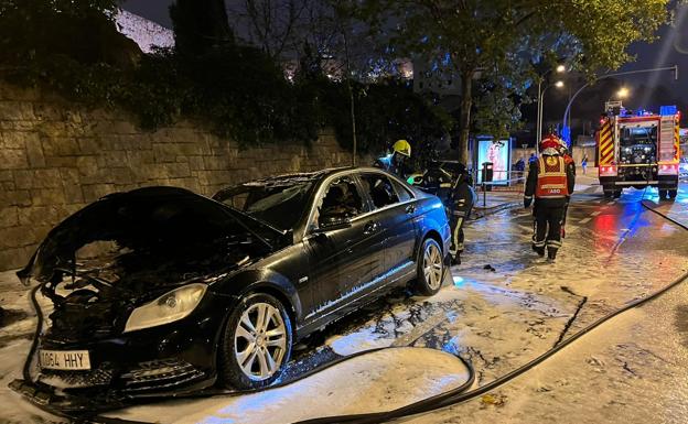 Arde un coche de alta gama en pleno Paseo del Desengaño