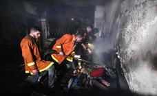 Al menos 21 muertos al arder un edificio residencial en un campo de refugiados de Gaza