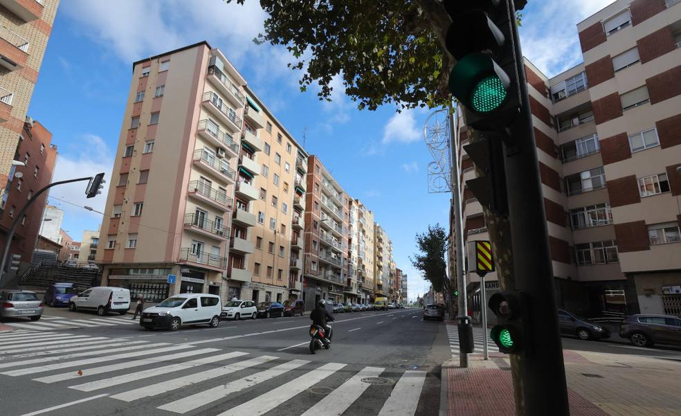 El Ayuntamiento descarta eliminar los peligrosos semáforos bifocales pese a la recomendación de la DGT