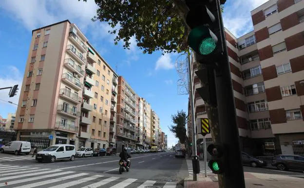 El Ayuntamiento descarta eliminar los peligrosos semáforos bifocales pese a la recomendación de la DGT