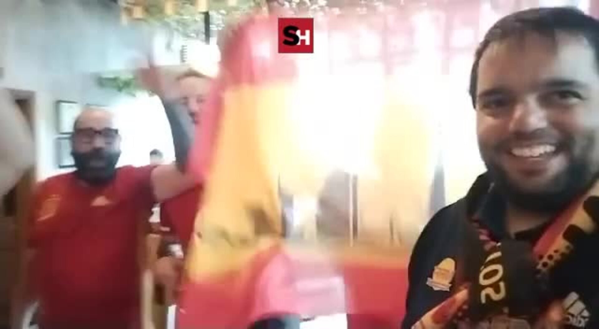 El salmantino Dani Mena recibe a los primeros españoles que van al Mundial de Qatar