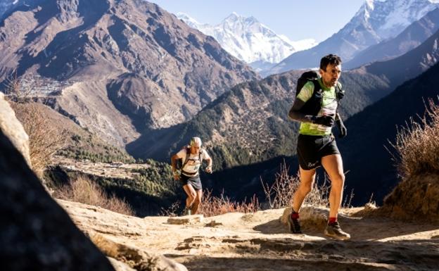 Recibimiento sorpresa a Miguel Heras tras ganar la Everest Trail