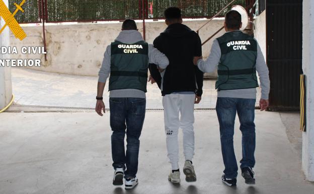 La Guardia Civil de Salamanca desmonta una banda que realizó 1.200 estafas bancarias