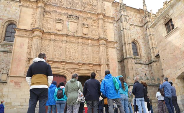 Turistas se agopan en la fachada de la Universidad de Salamanca /Maria Martin Serna