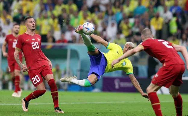 El espectacular remate de Richarlison para marcar el segundo gol a Serbia. /reuters