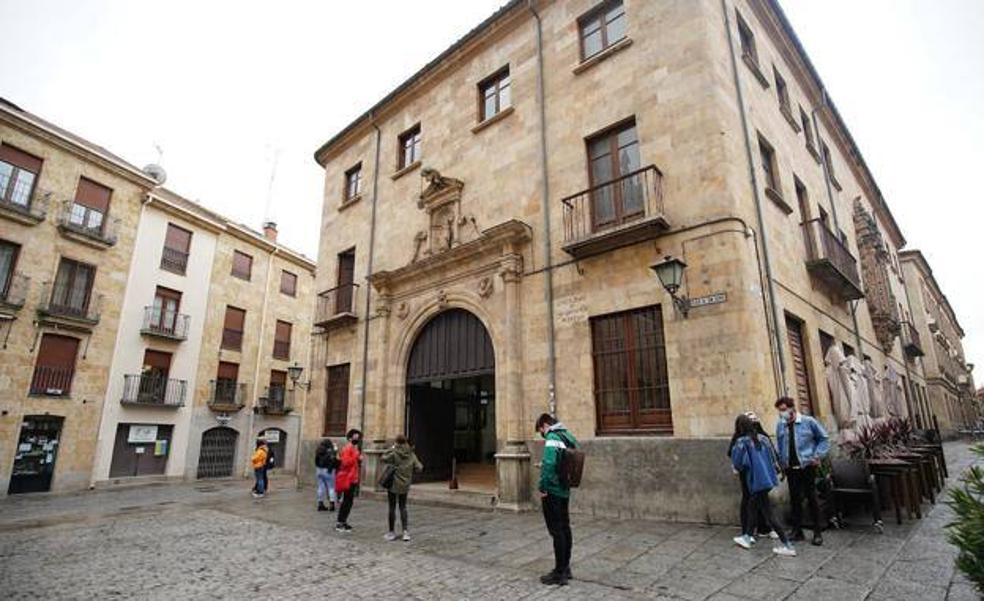 La Policía retira en Salamanca varias terrazas vacías que ocupaban aparcamiento
