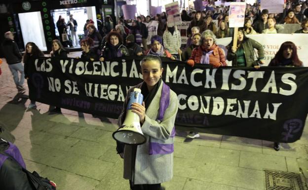 Salamanca se tiñe de morado para recordar a las víctimas del machismo