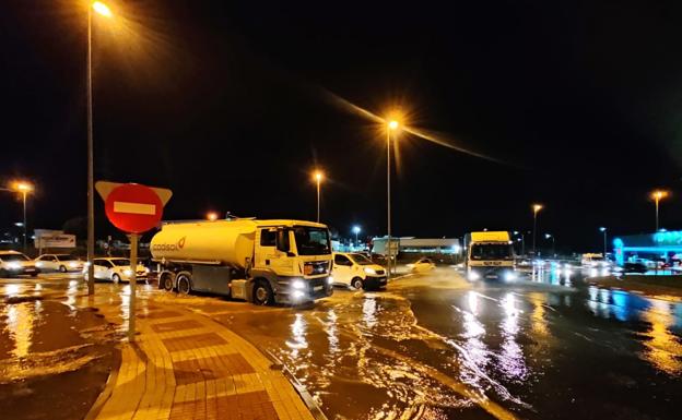 Un reventón anega la rotonda de acceso al Montalvo 2 y causa problemas en el tráfico