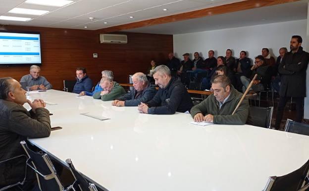 Los tratantes de ganado trasladan sus reivindicaciones al presidente de la patronal de Salamanca