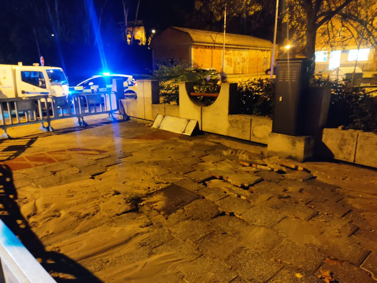 Nuevo reventón de tuberías que deja sin agua a una calle de Tejares