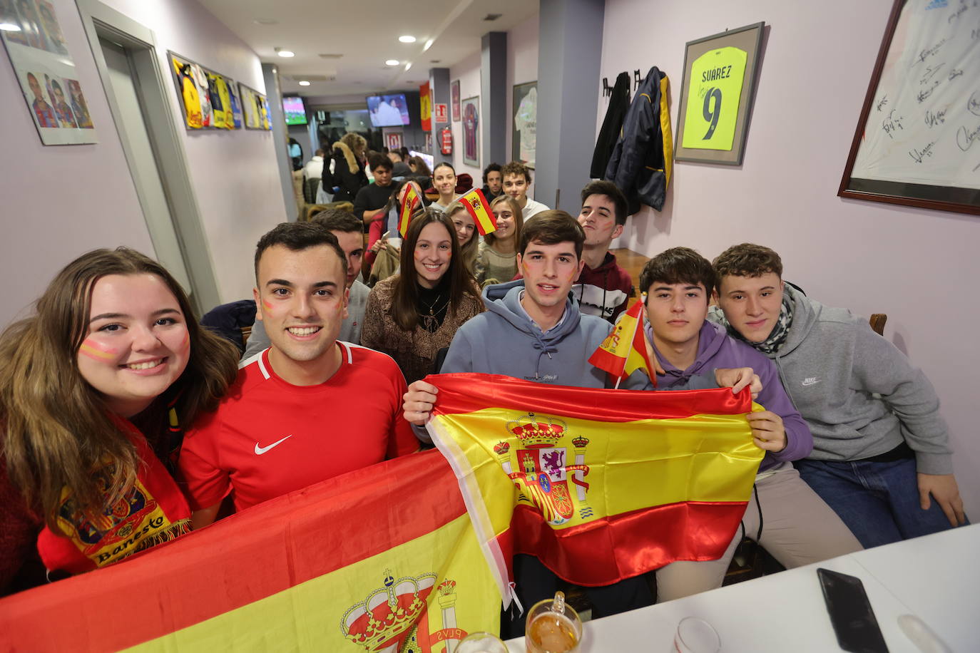 Los aficionados de Salamanca celebran el sufrido pase de España a octavos del Mundial
