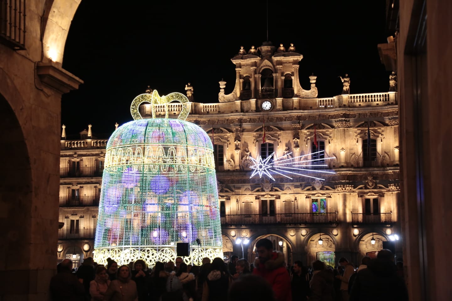 Las luces de la Navidad ya brillan en las calles de Salamanca