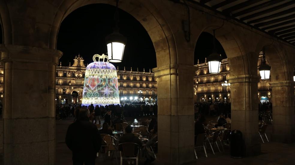 Las luces de la Navidad ya brillan en las calles de Salamanca