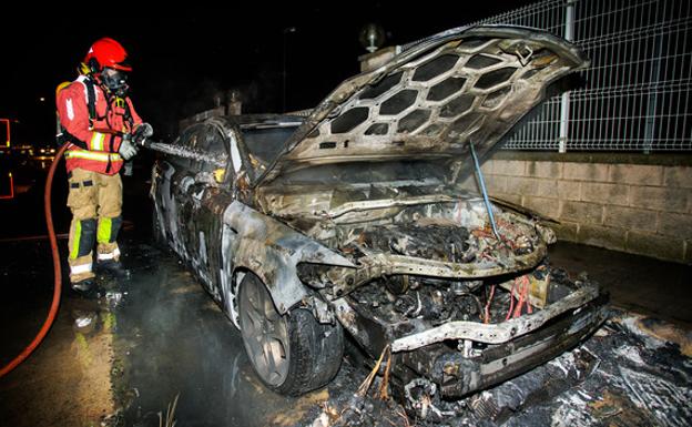 Los Bomberos extinguen el fuego de un vehículo en Ciudad Rodrigo