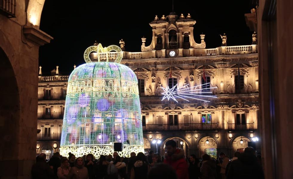 Una gran campana, estrella de las luces de Navidad de Salamanca