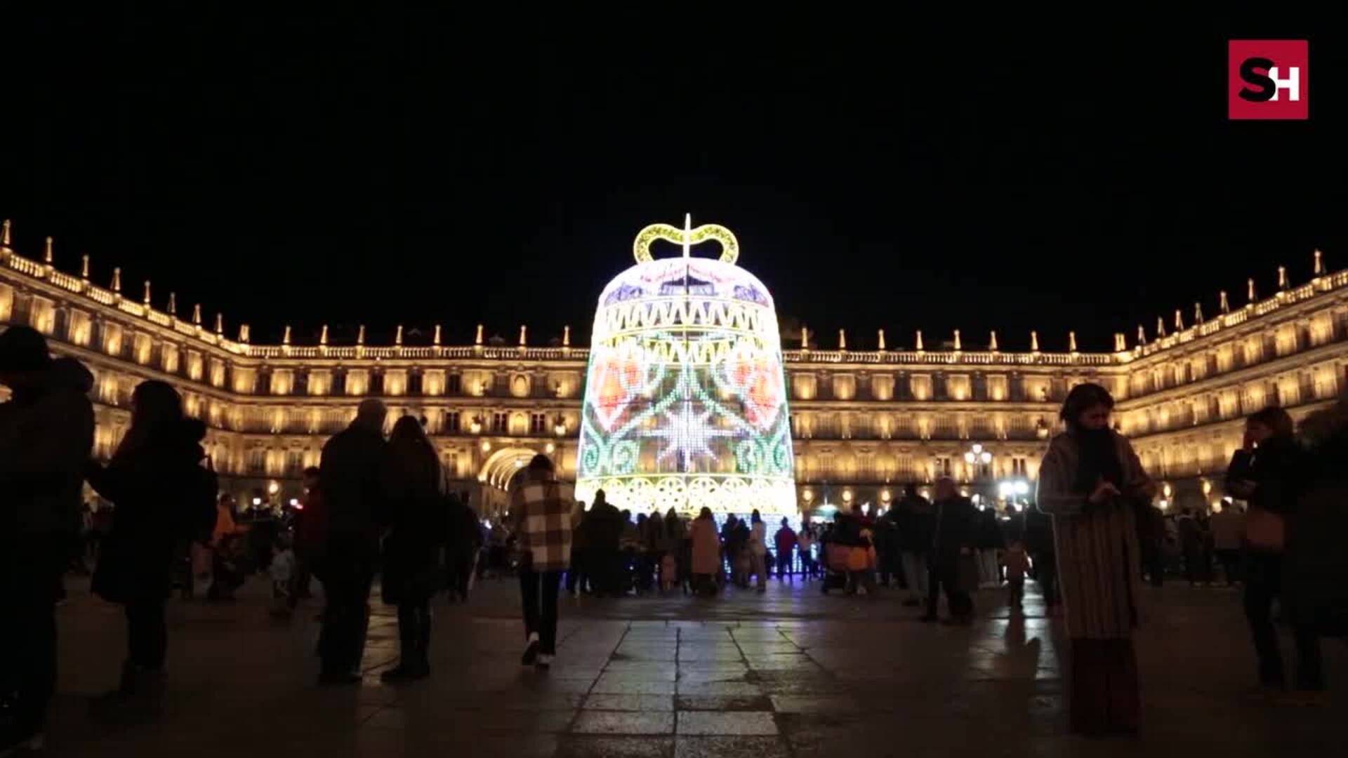 Salamanca estrena su iluminación de Navidad con una gran campana en la Plaza Mayor